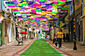 Ágitagueda art festival - PortugalskoTradiční umělecký festival, který se každoročně koná v portugalském městě Águeda (přibližně 2,5 hodiny jízdy od Lisabonu). Tato tradice ve věšení deštníků do ulic vznikla před čtyřmi lety. Stovky deštníků jsou během července zavěšeny na lanech nad vybranými promenádami, a vytvářejí tak barevnou střechu. Vše má na svědomí umělecká skupina Sextafiera Producoesis, která se snaží každý rok o jiné barevné kombinace, v minulých ročnících byly deštníky například tmavší či zaměřené pouze na základní barvy.