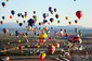 Baloon Fiesta - USAAmerické město Albuquerque v Novém Mexiku každý rok ožívá díky mezinárodnímu festivalu, při kterém se na obloze objeví stovky horkovzdušných balonů. Tento festival se koná vždy v říjnu a trvá devět dní. Horkovzdušné balony každoročně přilákají téměř osm set tisíc návštěvníků a opravdovou krásu zažije ten, kdo si počká do setmění. Balony se jeden po druhém postupně rozsvěcejí a dodávají festivalu nový rozměr. V roce 2000, při příležitosti oslav nového milénia, bylo hlášeno více než tisíc balonů a fiesta získala pověst „nejfotografovanější události na světě".