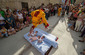 Baby Jumping Fiesta - ŠpanělskoTradiční španělský svátek, který se datuje až do roku 1620 a od té doby se každoročně koná při oslavách katolického svátku "Božího těla" v obci Castrillo de Murcia. Jde o opravdu neobvyklý svátek, který se koná v červenci. Davy lidí sledují muže oblečené ve žluto-červených oblecích (znázornění ďábla), jak přeskakují děti na matracích narozené v průběhu posledních dvanácti měsíců. Jde o týdenní oslavy, které vrcholí právě tímto aktem, který má očistit miminka od jejich prvotního hříchu, ochránit je od nemocí a zlých duchů.