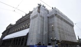 Rekonstrukce divadla probíhá od roku 2012 a hotová by měla být do konce roku 2015.