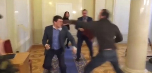 Drsná bitka a zároveň pěkná podívaná pro novináře se strhla ve čtvrtek v ukrajinském parlamentu v Kyjevě.