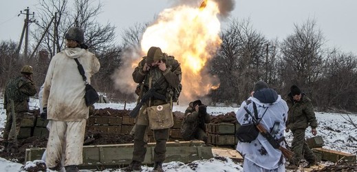 Ukrajinští separatisté si zakrývají uši při střelbě minometu na ukrajinskou armádu.