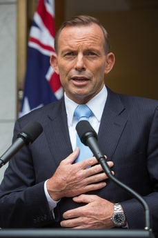 Hřeje si Abbott na prsou zmiji?
