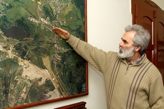 Na snímku z 28. ledna starosta Horního Jiřetína Vladimír Buřt ukazuje na leteckém snímku hranici menšího prolomení limitů.