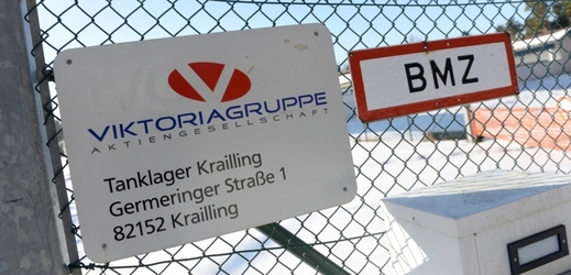 Logo Viktoriagruppe u vchodu do skladovacích nádrží v Kraillingu u Mnichova (Bavorsko, snímek z 12. února 2015).