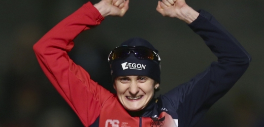 Martina Sáblíková se raduje z medaile.