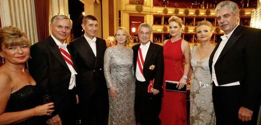 Ministr Andrej Babiš a jeho manželka Monika Babišová se zúčastnili vídeňského plesu v opeře. Čtvrtý zprava je rakouský prezident Heinz Fischer, vpravo rakouský ministr financí Hans Jörg Schelling.
