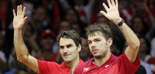 Asi takhle nějak dávají Roger Federer a Stan Wawrinka své "pápá" reprezentaci Švýcarska pro 1. kolo Davis Cupu.