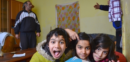 Tři z deseti dětí v romské rodině Kroščenů v Ostravě.