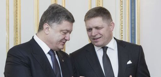 Ukrajinský prezident Petro Porošenko (vlevo) a slovenský premiér Robert Fico.