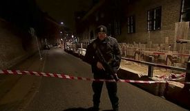 Snímek TV2. Ozbrojený policista poblíž synagogy, kde se střílelo.