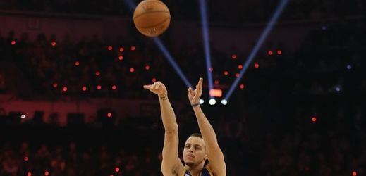 Basketbalista Golden State Stephen Curry potvrdil pozici jednoho z nejlepších střelců NBA.