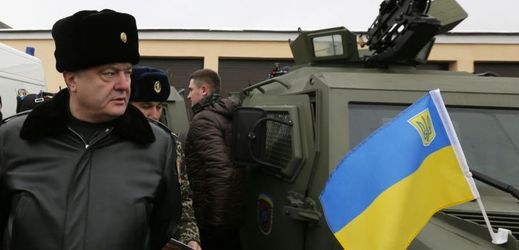 Prezident Porošenko mluvil v minulých dnech o vyhlášení válečného stavu v případě nezdaru příměří. Na snímku při prohlídce obrněných transportérů pohraniční stráže v Kyjevě.