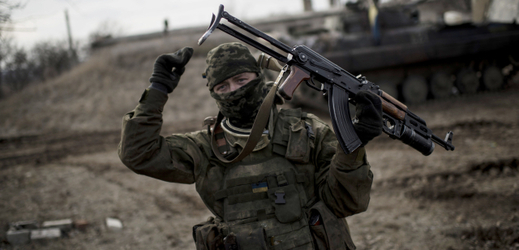 Ukrajinský voják hlídající oblast okolo města Debalceve.