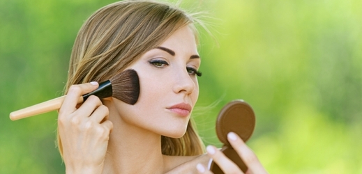 Studie ukázala, že některé látky obsažené v kosmetických výrobcích mohou způsobit urychlení biologických hodin žen o dva až čtyři roky.