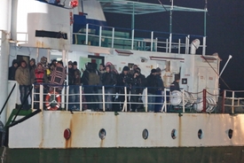 Loď s uprchlíky připlouvá k pobřeží Itálie (foto z ledna 2015).