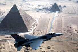 Letoun F-16 nad pyramidami v Gíze.