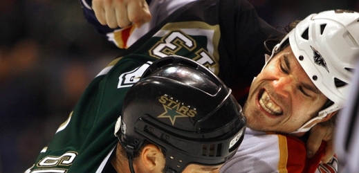 Ve 35 letech zemřel kanadský hokejový obránce se zkušenostmi z NHL Steve Montador (vpravo). 