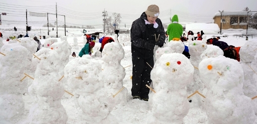 Japonci za hodinu zvládli šest stovek sněhuláků.