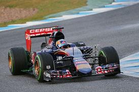 Carlos Sainz junior už se prohání ve vozech stáje Toro Rosso.
