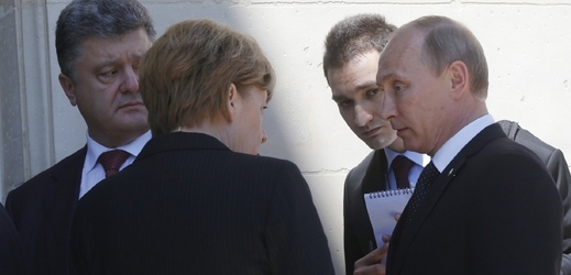Petro Porošenko (vlevo) v rozhovoru s Angelou Merkelovou a Vladimirem Putinem (vpravo).