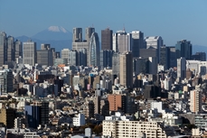 Mrakodrapy v Tokiu jsou plné kanceláří (ilustrační foto).
