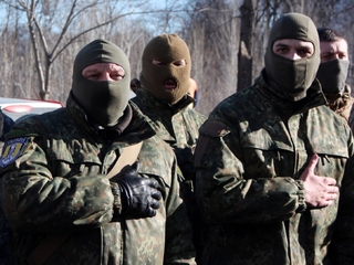 Ozbrojenci v Kyjevě před odjezdem na východní frontu.