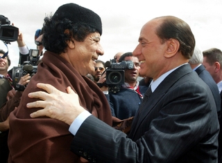 Libyjský vůdce Kaddáfí a italský premiér Berlusconi (2004). Za vlády plukovníka se davy ilegálů na Evropu nevalily.