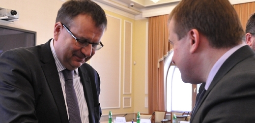 Ministr průmyslu a obchodu Jan Mládek (vlevo) jednal s ministrem energetiky a uhelného průmyslu Volodymyrem Demčyšynem.