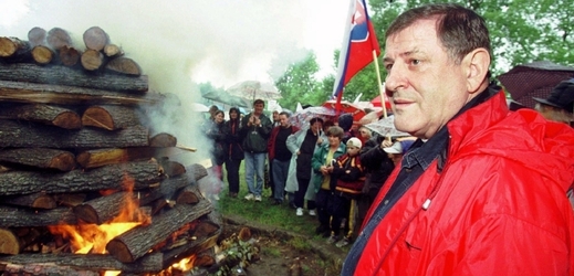 Mečiar u vatry roku 2000 (ilustrační foto).