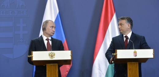 Ruský prezident Putin (vlevo) a maďarský premiér Viktor Orbán při tiskové konferenci v budově maďarského parlamentu.