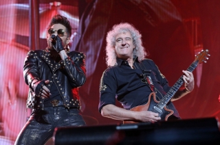 Adam Lambert (vlevo) a Brian May v pražské O2 areně.