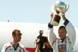 Robert Reichel byl prvním kapitánem, který vyhrál současnou trofej.
