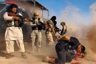 Bojovníci Islámského státu popravují zajatce.