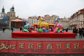 Čínský nový rok se letos nese ve znamení ovce a na Staroměstském náměstí jej budou příznivci slavit do neděle.