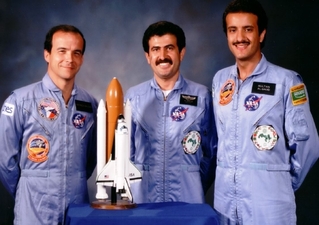 Saúd Sultán Bin Salmán (vpravo) z kosmu viděl, že Země se opravdu točí.