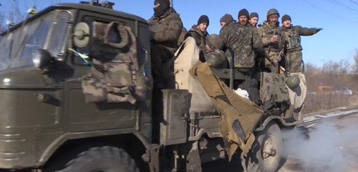 Ukrajinští vojáci opuštějí Debaltseve.