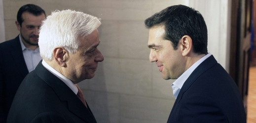 Prokopis Pavlopulos (vlevo) uspěl v prvním kole prezidentských voleb. Premiér Tsipras má radost.
