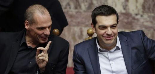 Řecký premiér Alexis Tsipras (vpravo) je prý Batman a jeho ministr financí Janis Varufakis je nohsled Robin.