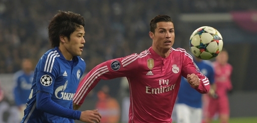 Cristiano Ronaldo svádí souboj s Uchidou(vlevo).