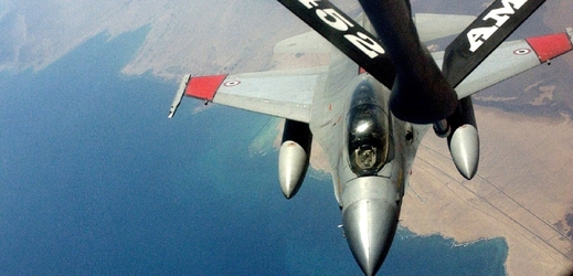 Egyptský letoun F-16 tankuje za letu.