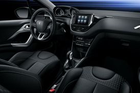 Peugeot i-Cockpit se skládá z kompaktního volantu, vyvýšeného přístrojového panelu a velkého dotykového displeje.