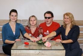 Organizátorky Rande poslepu Gabriela Koláčková (zcela vlevo), Jana Poláková (vpravo) a uprostřed nevidomí pomocníci Bára a Ondra.