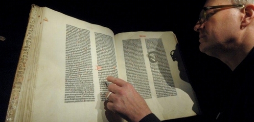 Gutenbergova bible je nejstarší sériově vytištěnou knihou na západě.