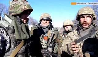 Ukrajinští vojáci opuštějí Debalceve.
