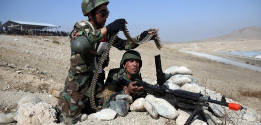 Afghánská armáda předvádí ukázky z výcviku boje s Talibanem.