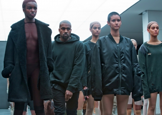Skandály opředený Kanye West se objevil na módní přehlídce kolekce Adidas, kterou sám navrhl.