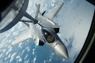 F-35 tankuje za letu.