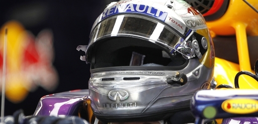Vettel a jeho helma ještě ve stáji Redbull . 