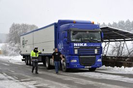 Munici začala policie odvážet 2. února. Na snímku čeká prázdný kamion před branou muničního skladu.